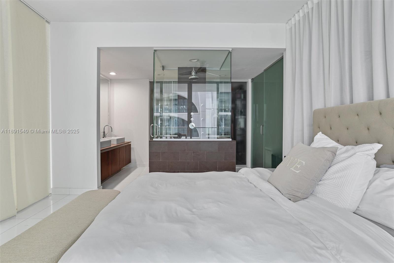 1040 Biscayne Blvd #2108, Miami FL 33132
