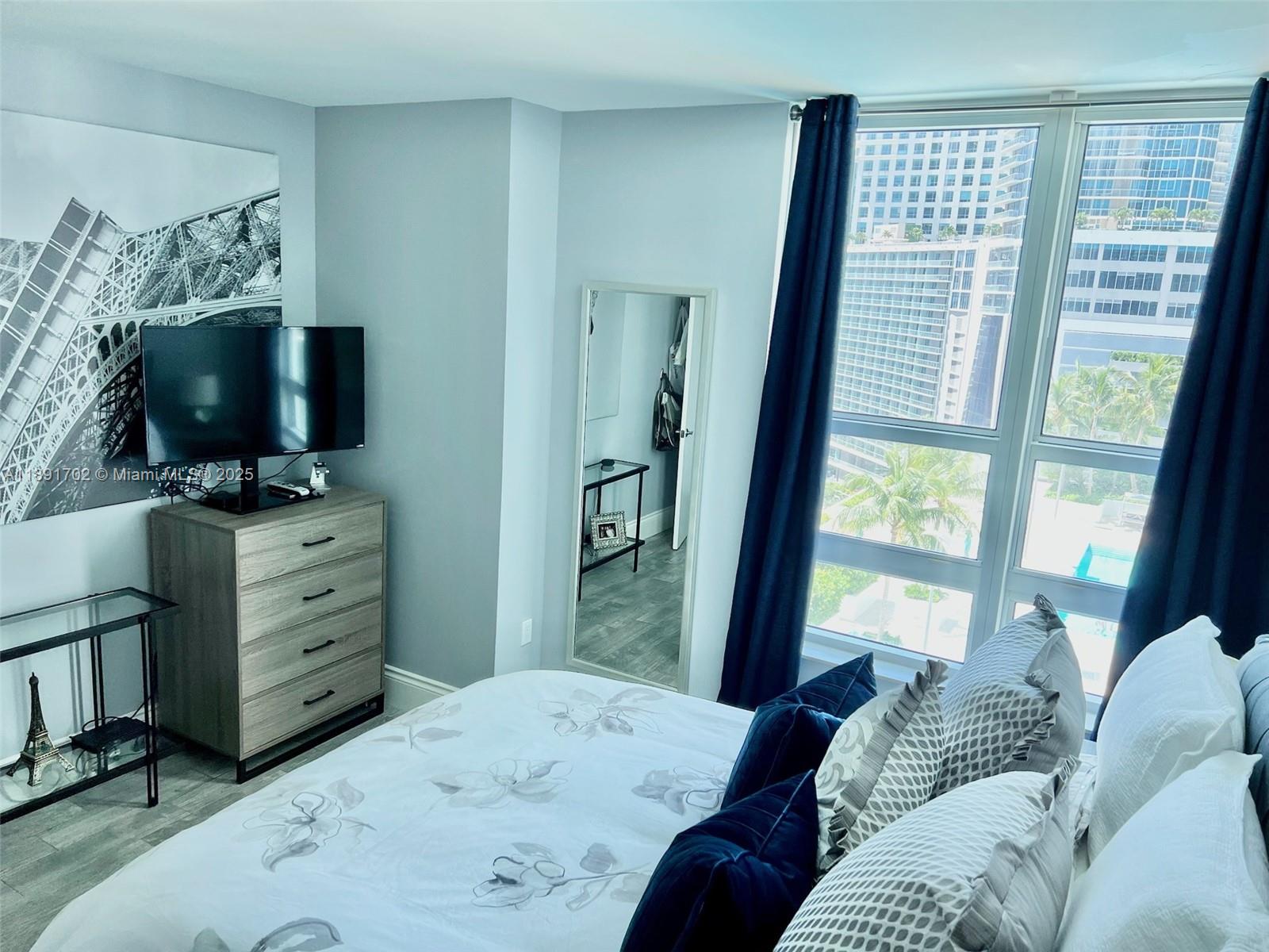 950 Brickell Bay Dr #1509, Miami FL 33131