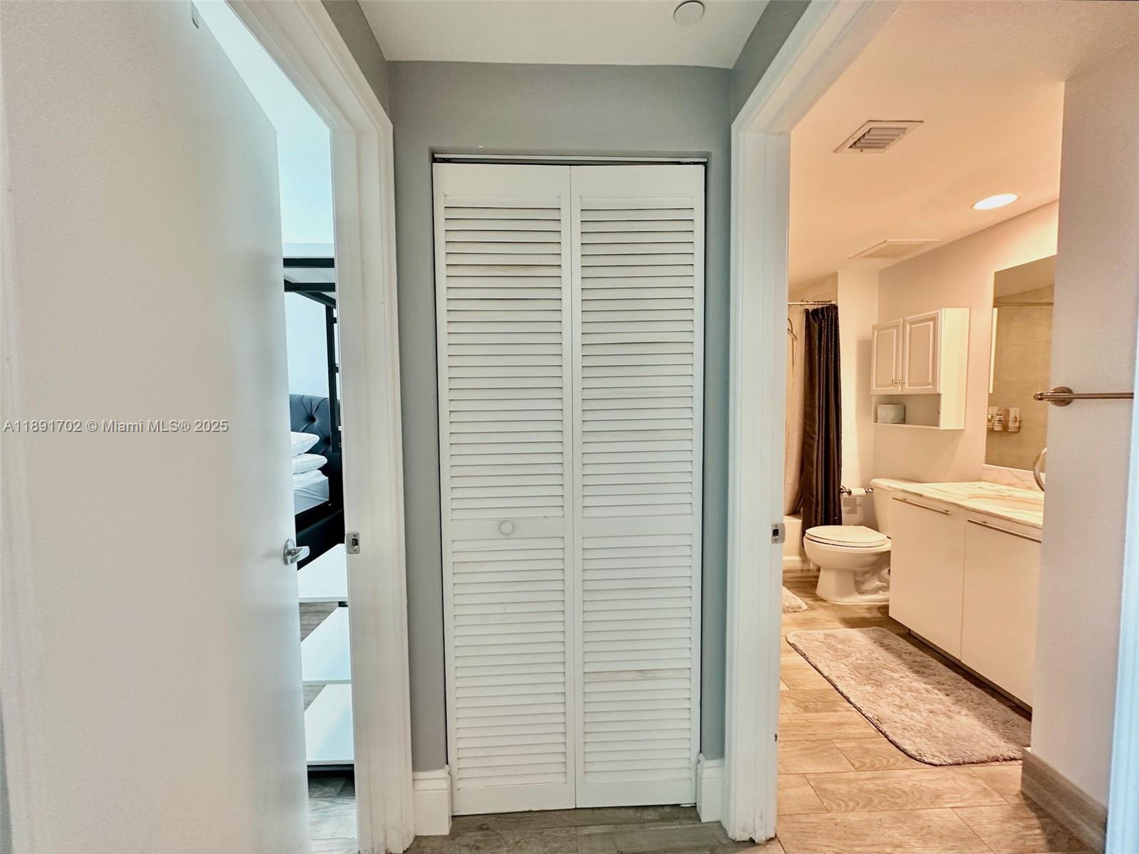 950 Brickell Bay Dr #1509, Miami FL 33131