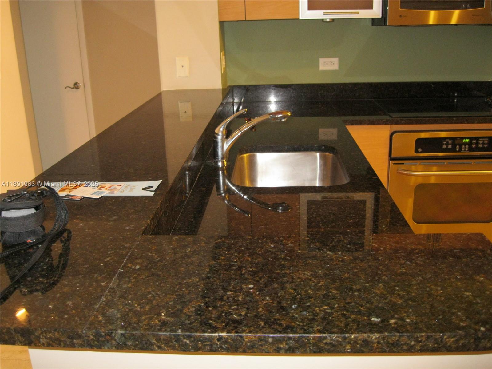 31 SE 5 ST #1210, Miami FL 33131