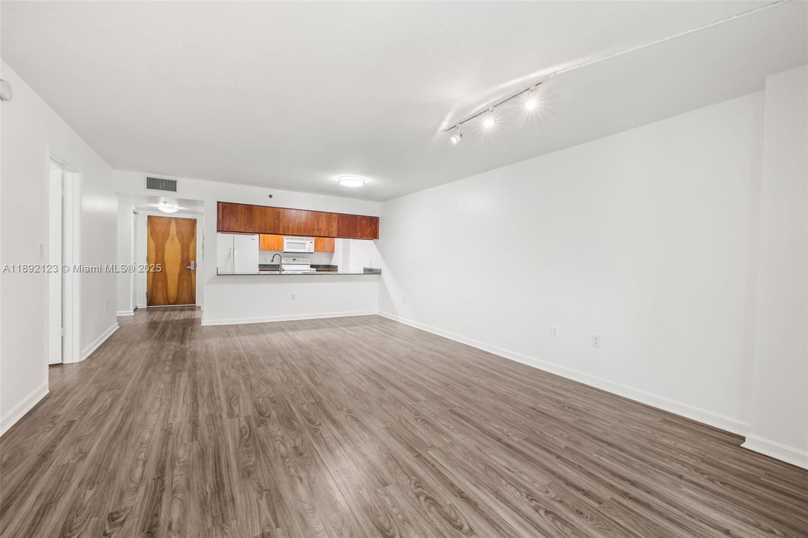 1200 Brickell Bay Dr #3206, Miami FL 33131