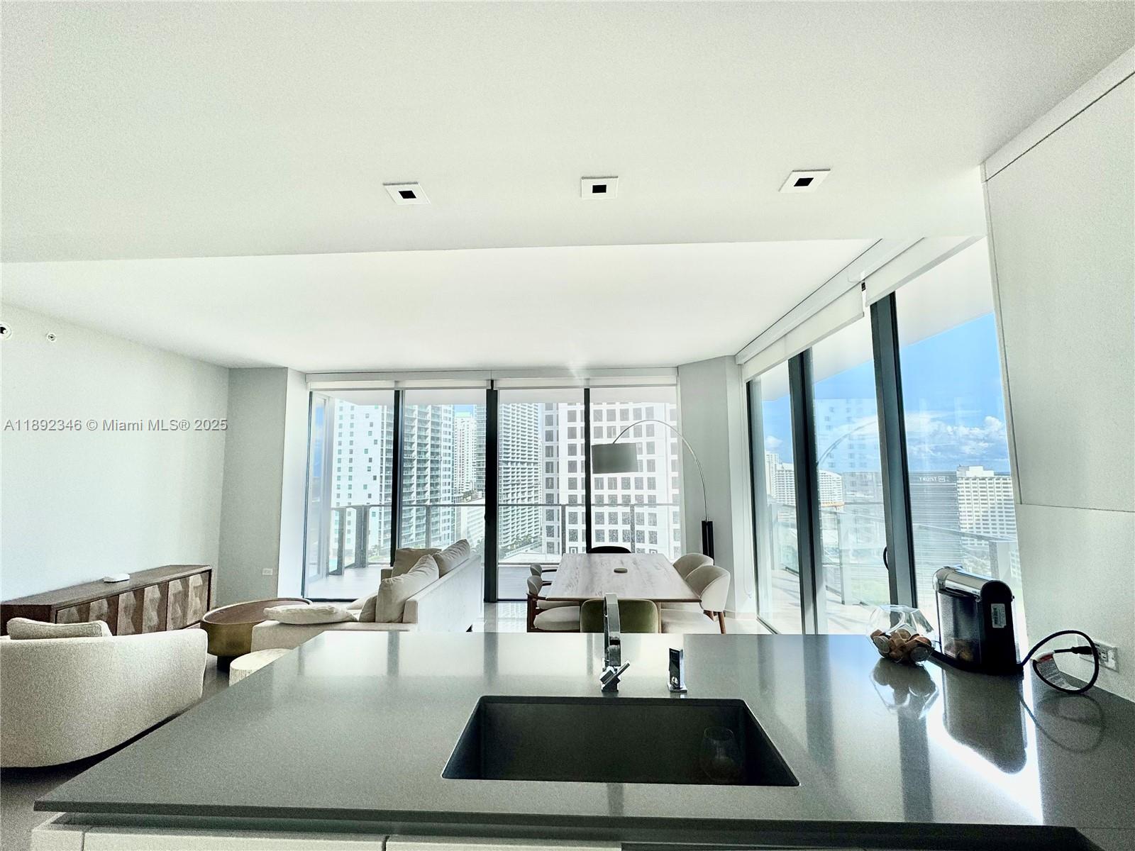 68 SE 6th St #1501, Miami FL 33131