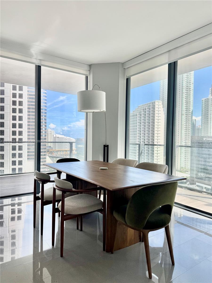 68 SE 6th St #1501, Miami FL 33131