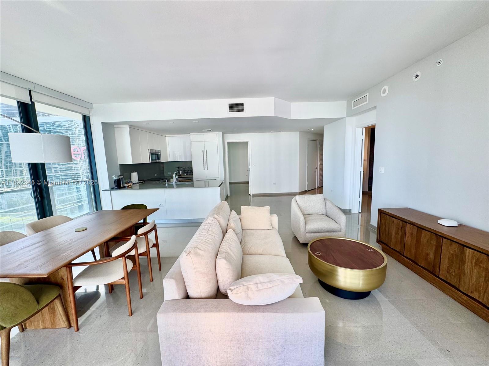 68 SE 6th St #1501, Miami FL 33131
