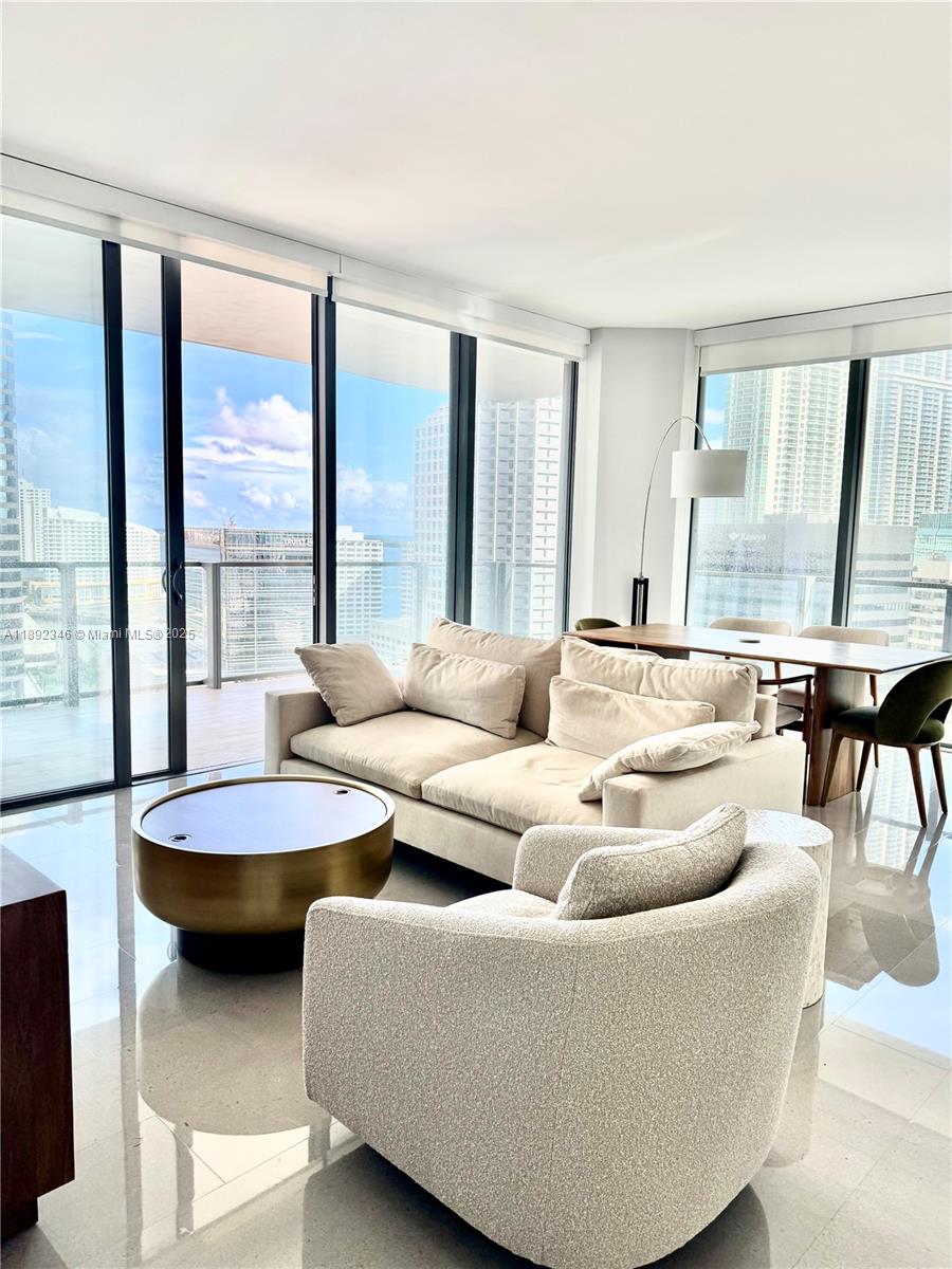 68 SE 6th St #1501, Miami FL 33131