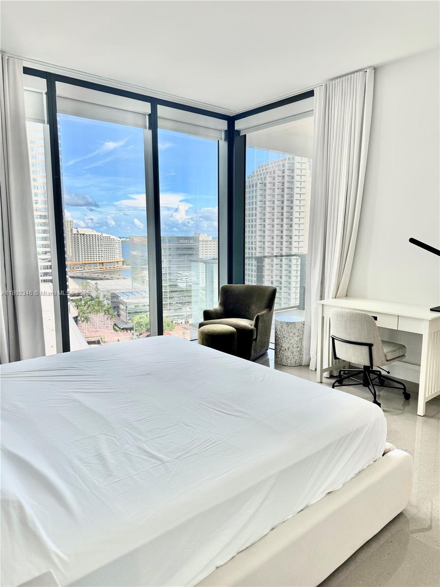 68 SE 6th St #1501, Miami FL 33131