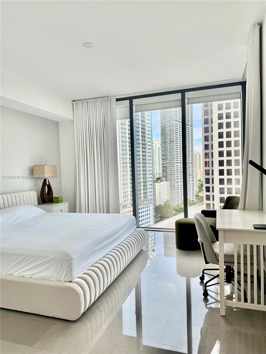 68 SE 6th St #1501, Miami FL 33131