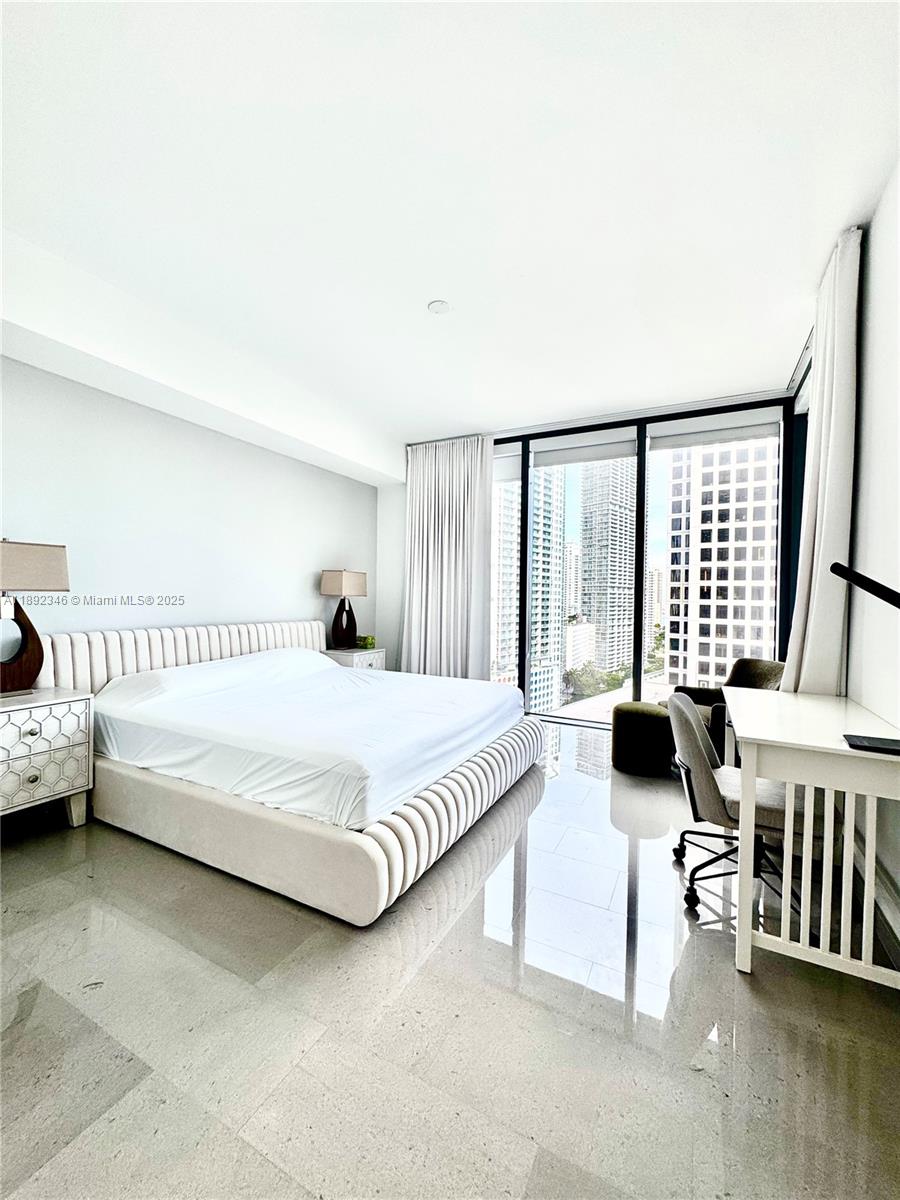 68 SE 6th St #1501, Miami FL 33131