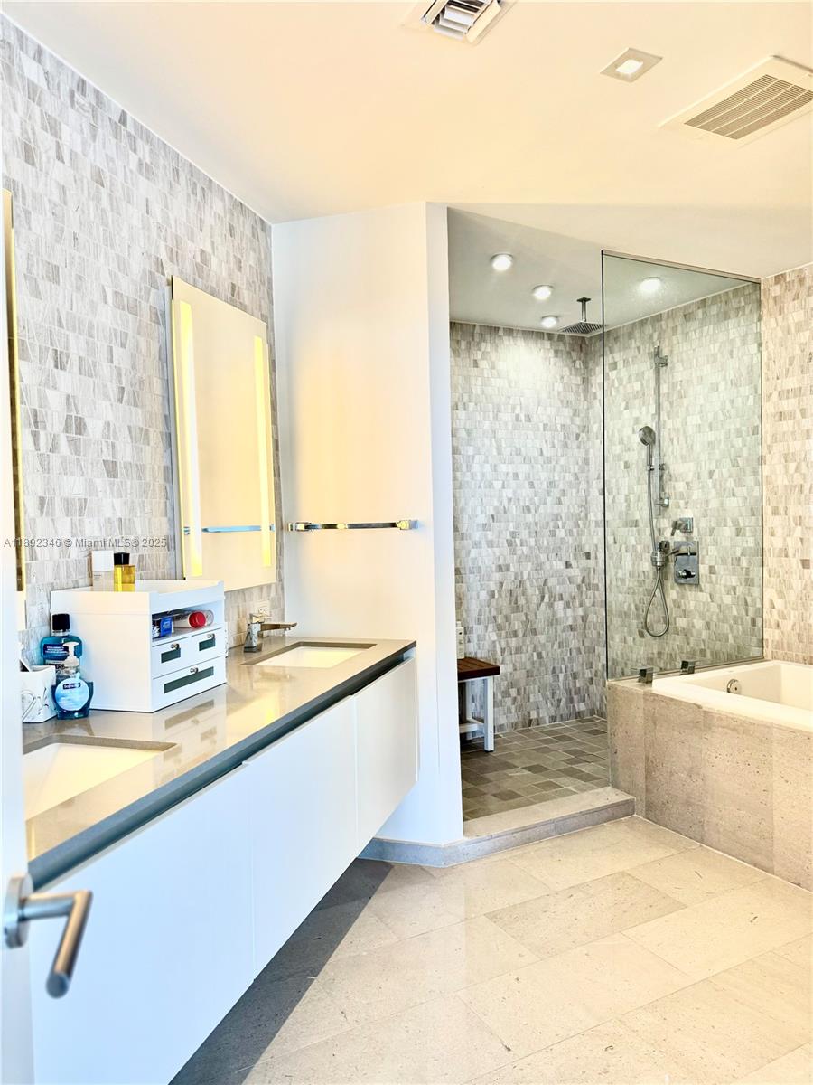 68 SE 6th St #1501, Miami FL 33131