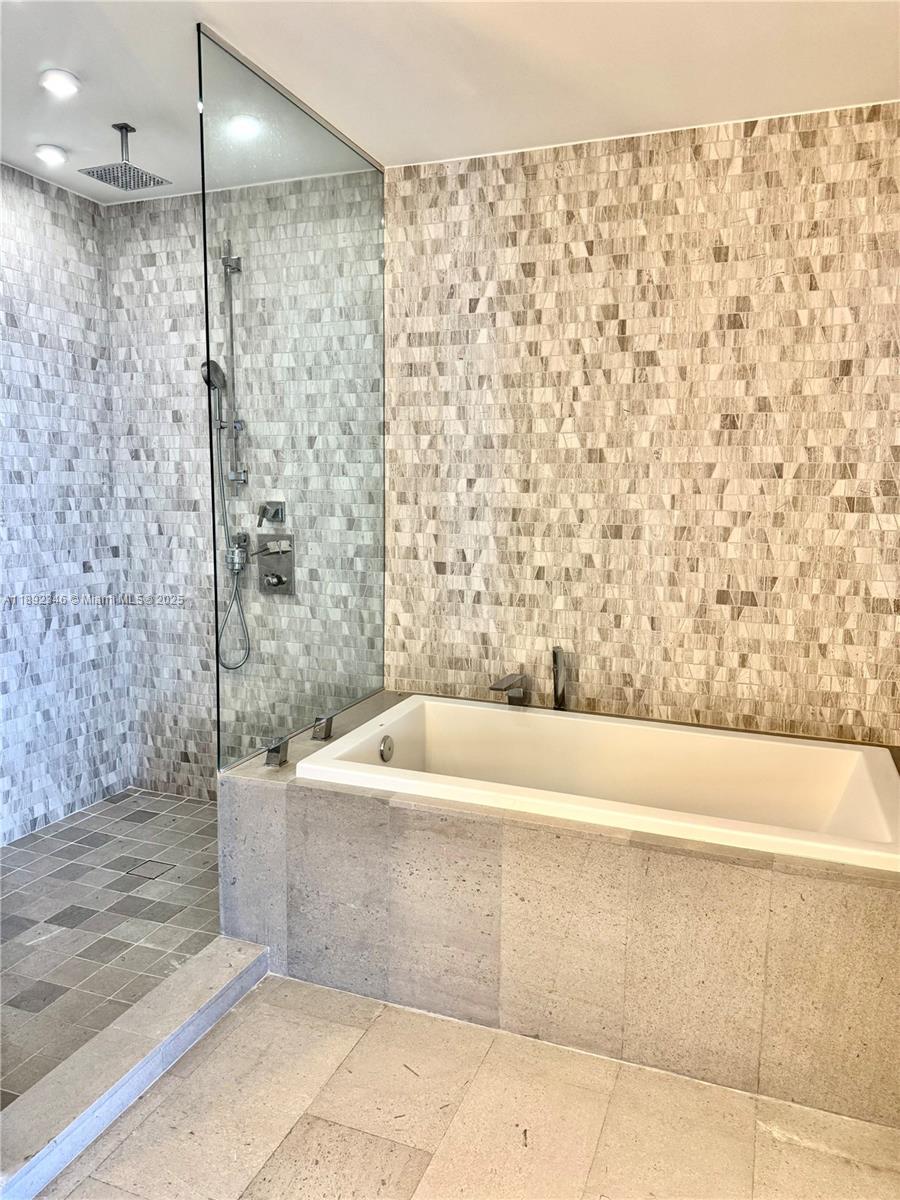 68 SE 6th St #1501, Miami FL 33131