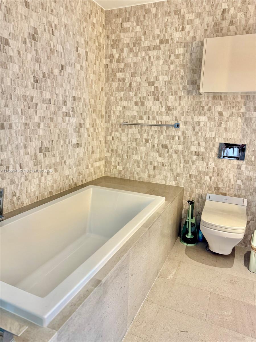 68 SE 6th St #1501, Miami FL 33131