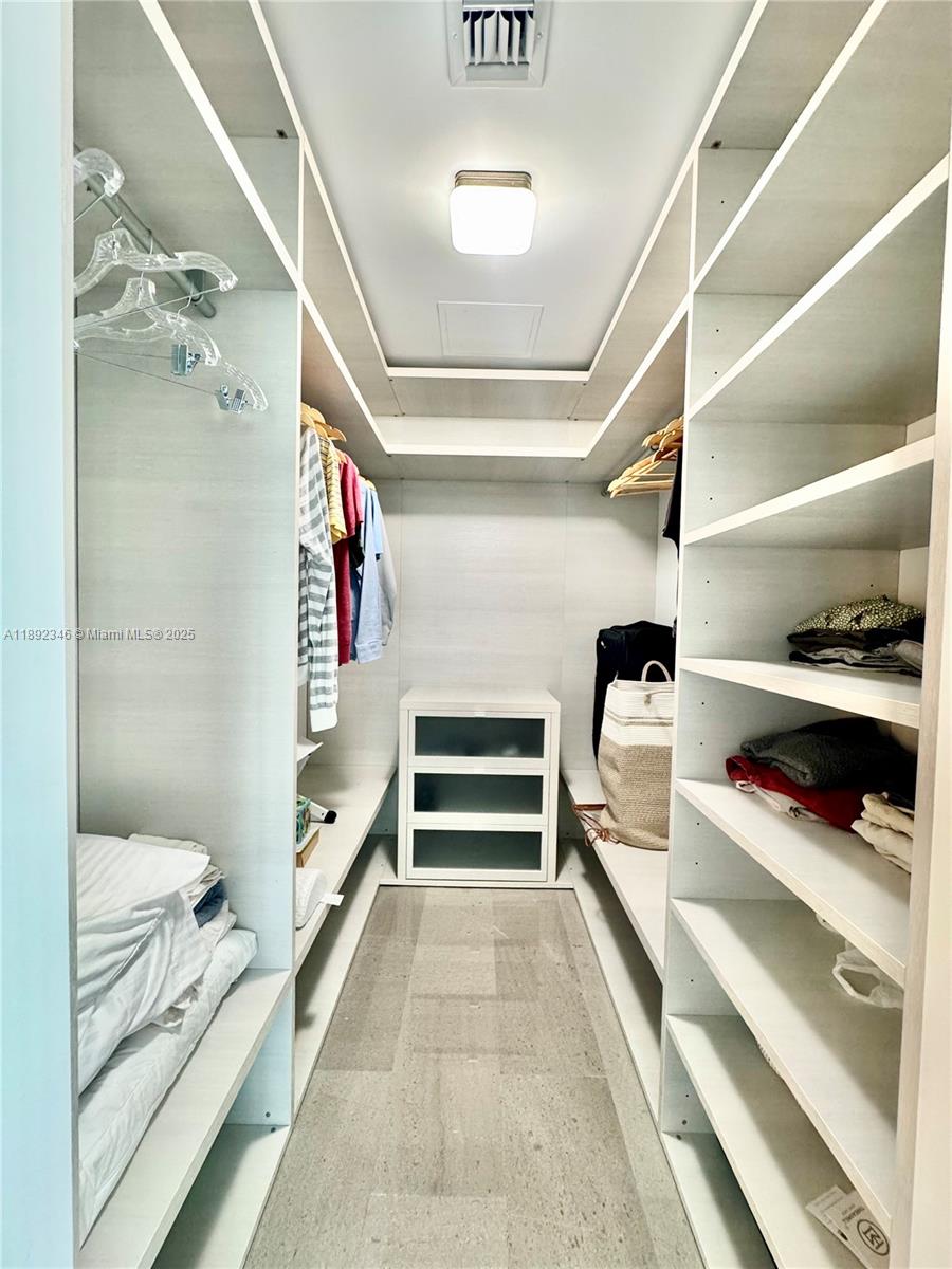 68 SE 6th St #1501, Miami FL 33131