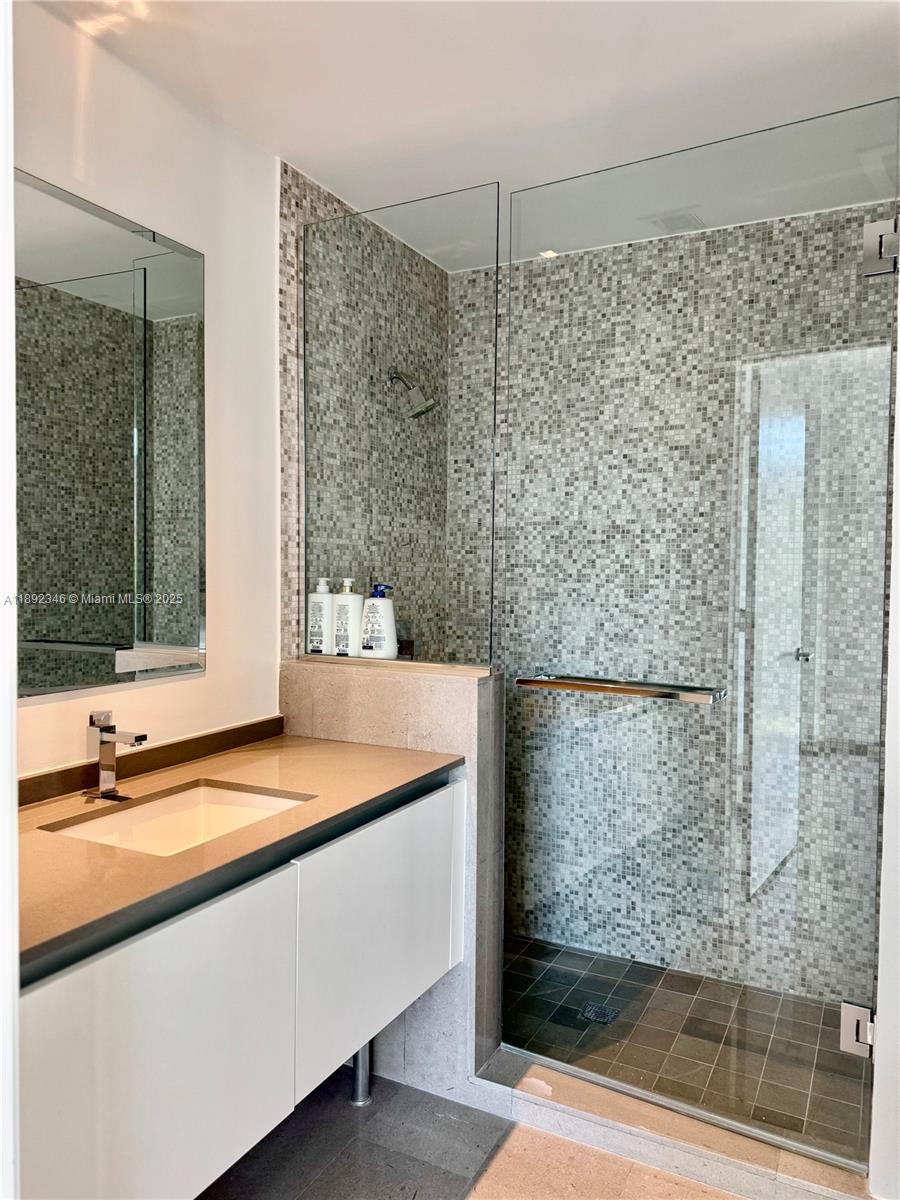 68 SE 6th St #1501, Miami FL 33131