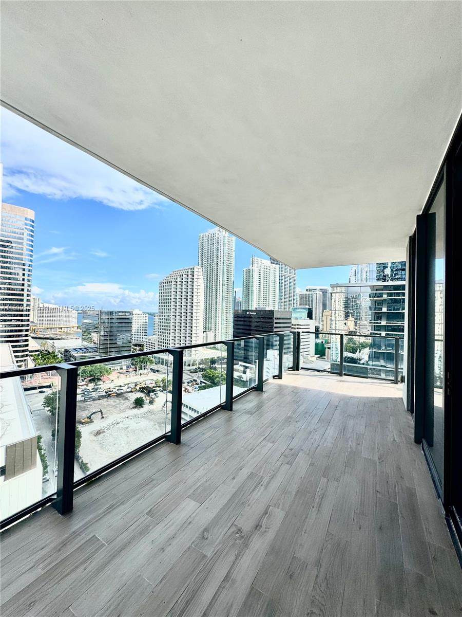 68 SE 6th St #1501, Miami FL 33131