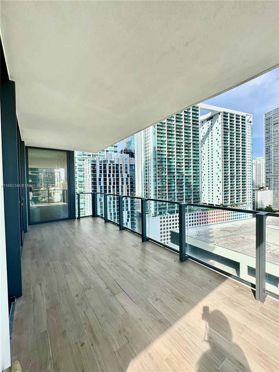 68 SE 6th St #1501, Miami FL 33131