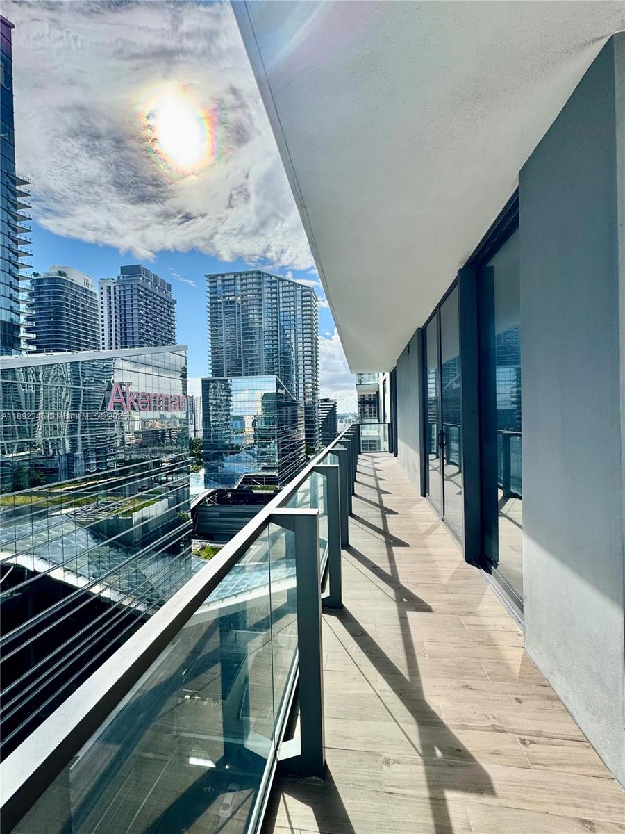 68 SE 6th St #1501, Miami FL 33131