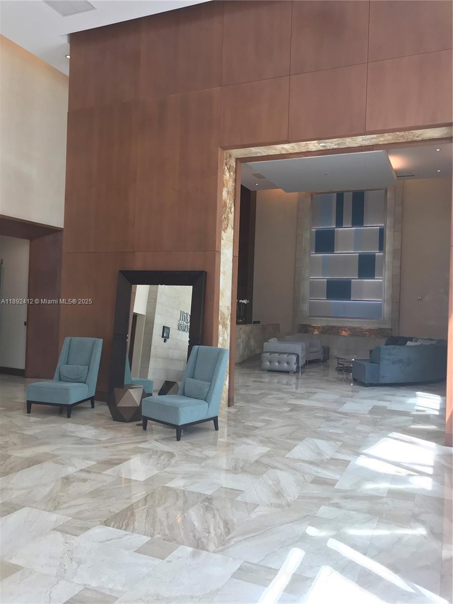 31 SE 5th St #405, Miami FL 33131