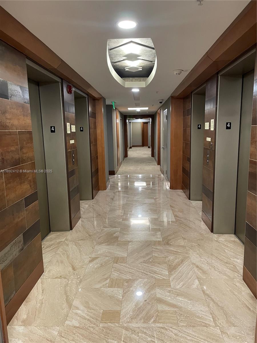 31 SE 5th St #405, Miami FL 33131