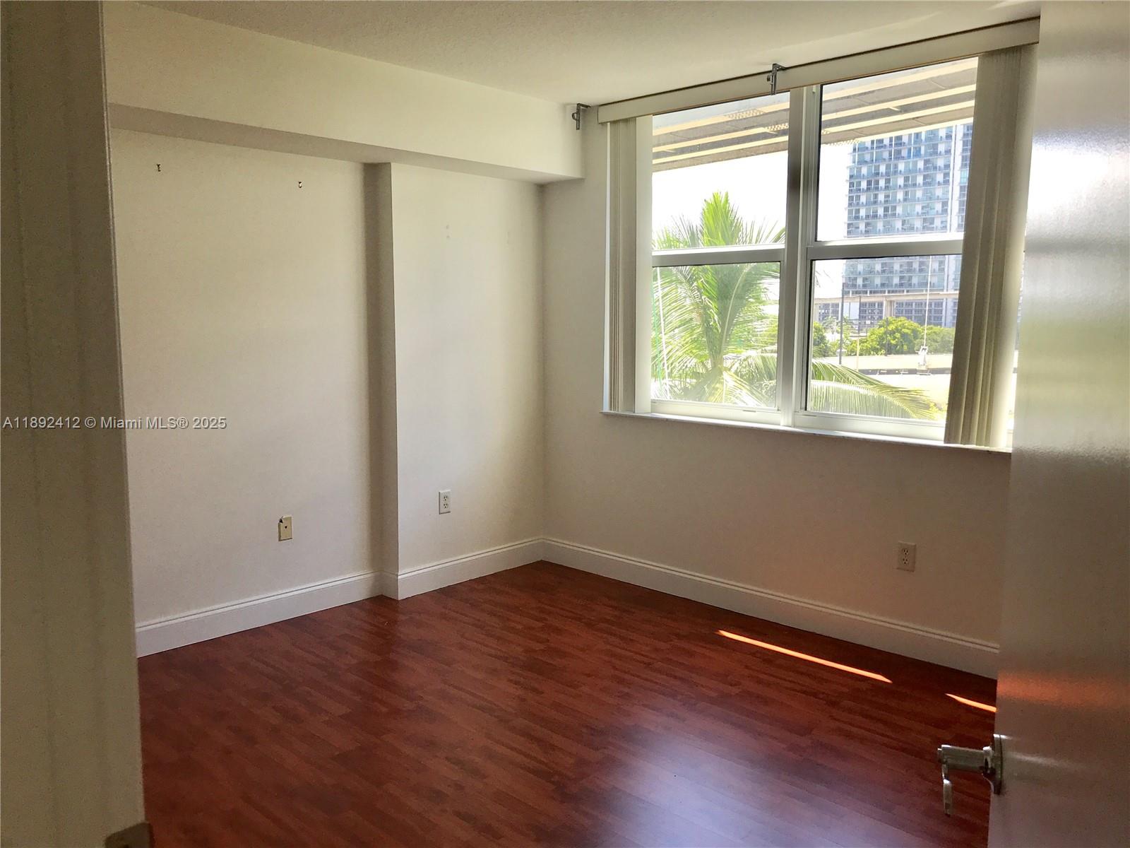 31 SE 5th St #405, Miami FL 33131