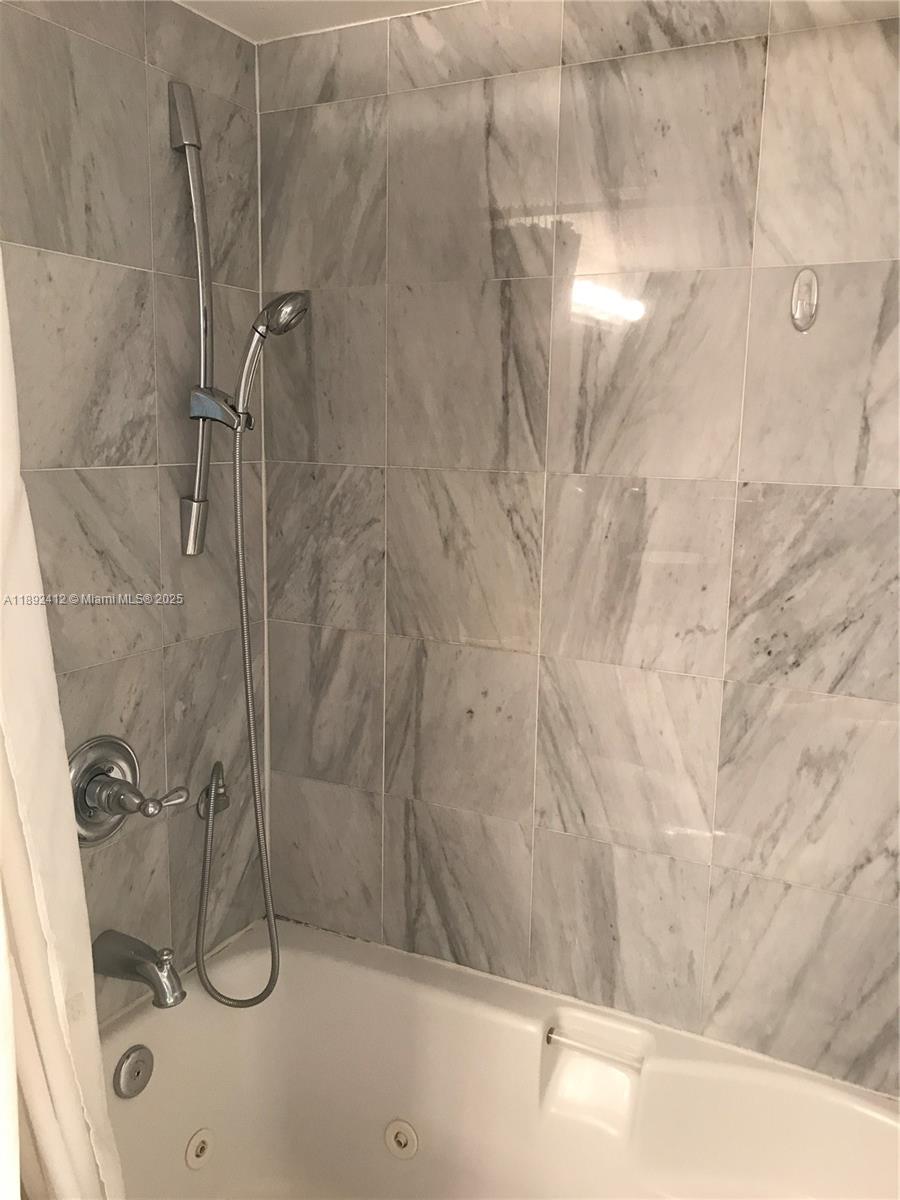 31 SE 5th St #405, Miami FL 33131