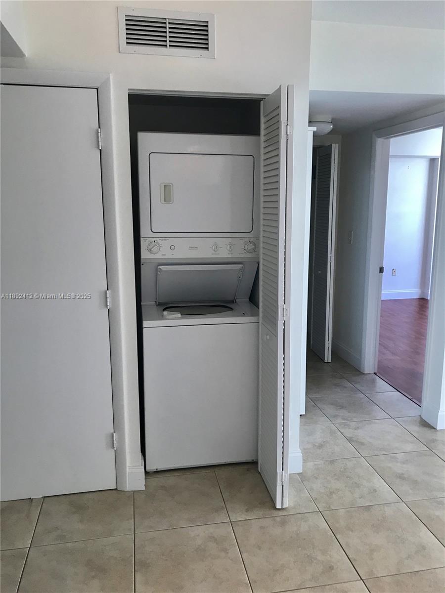 31 SE 5th St #405, Miami FL 33131