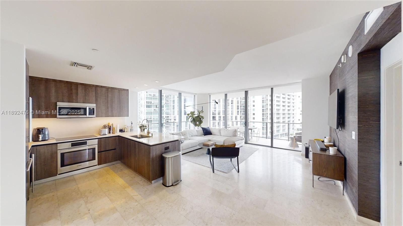 68 SE 6 ST #1111, Miami FL 33131