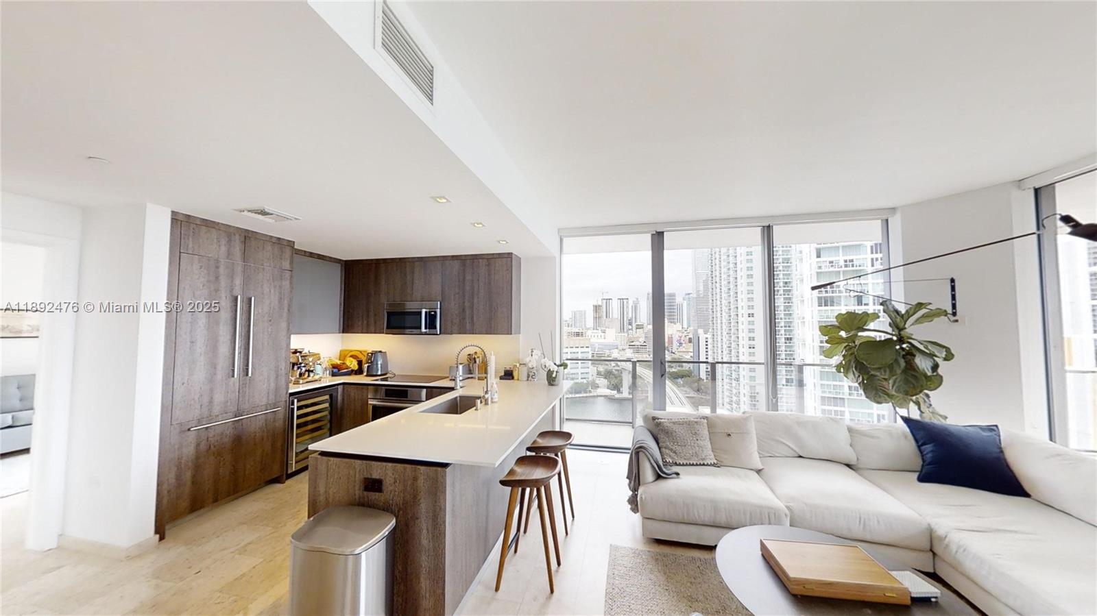 68 SE 6 ST #1111, Miami FL 33131