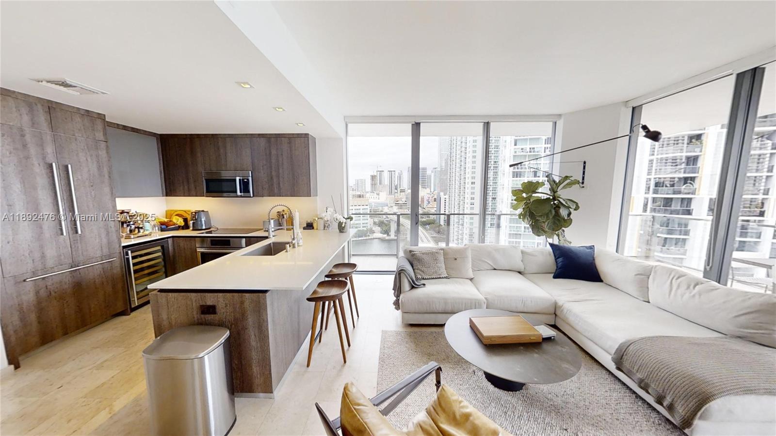 68 SE 6 ST #1111, Miami FL 33131