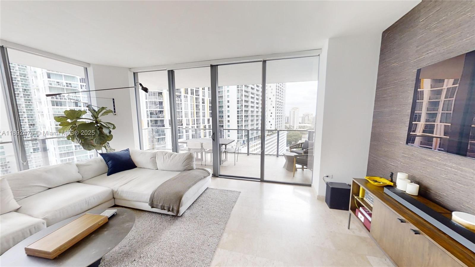 68 SE 6 ST #1111, Miami FL 33131