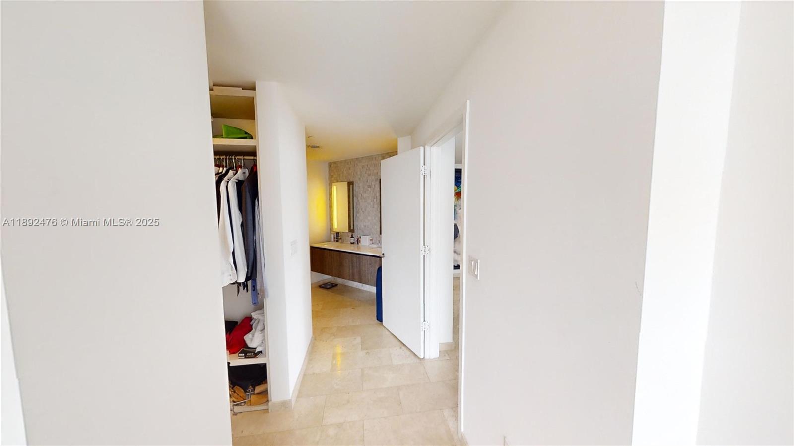 68 SE 6 ST #1111, Miami FL 33131