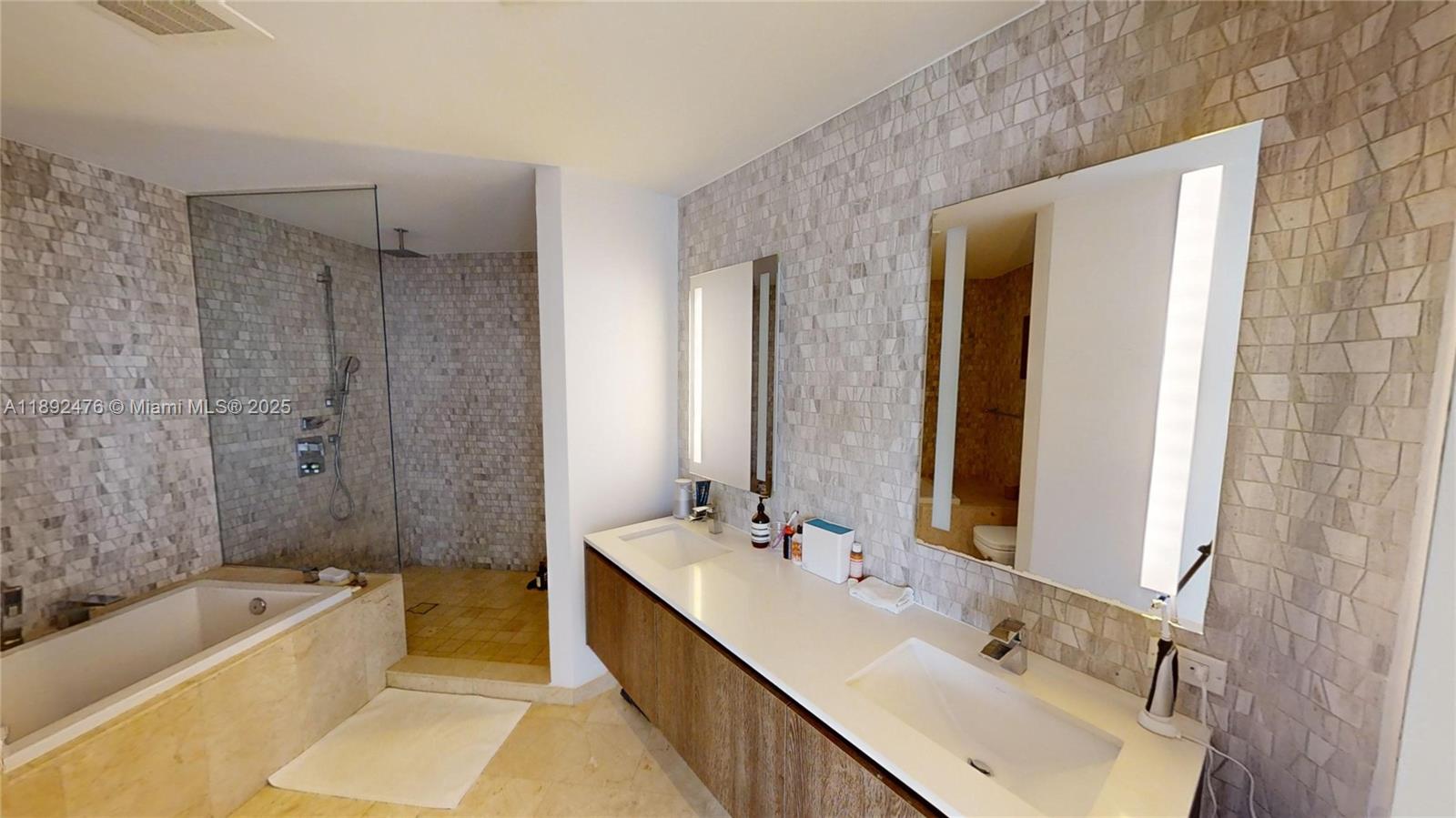 68 SE 6 ST #1111, Miami FL 33131