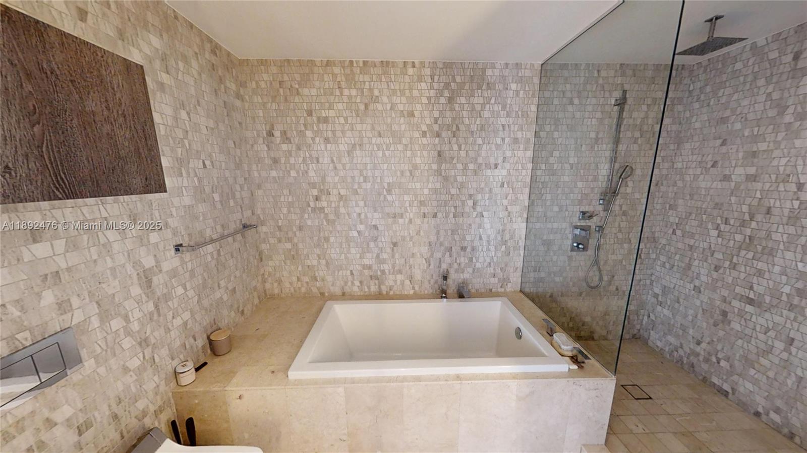 68 SE 6 ST #1111, Miami FL 33131