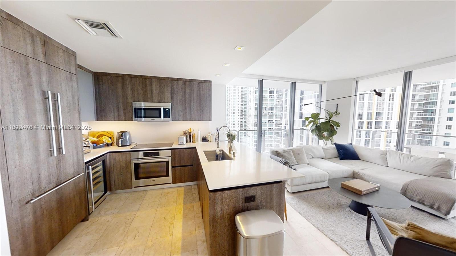 68 SE 6 ST #1111, Miami FL 33131