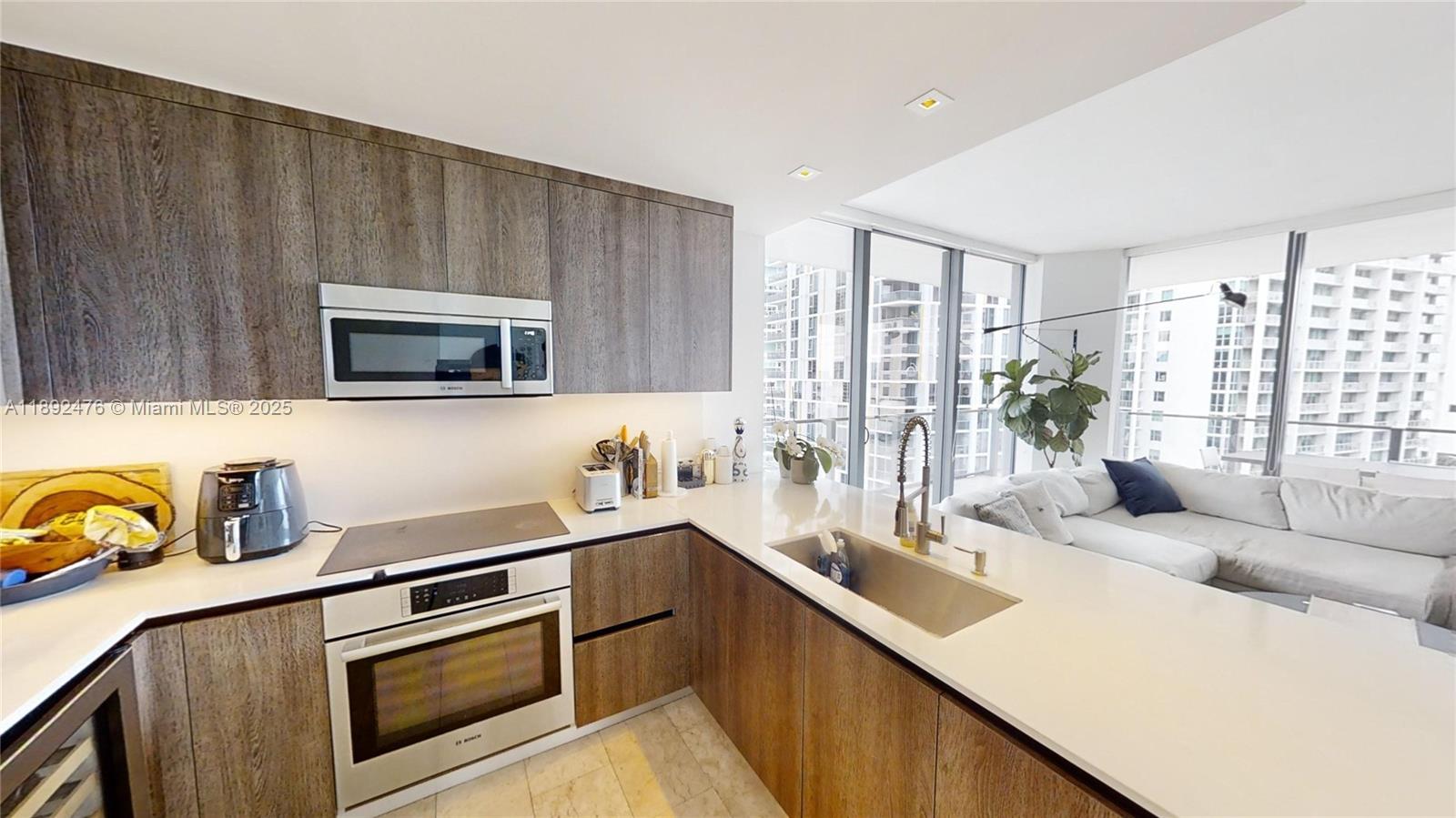 68 SE 6 ST #1111, Miami FL 33131