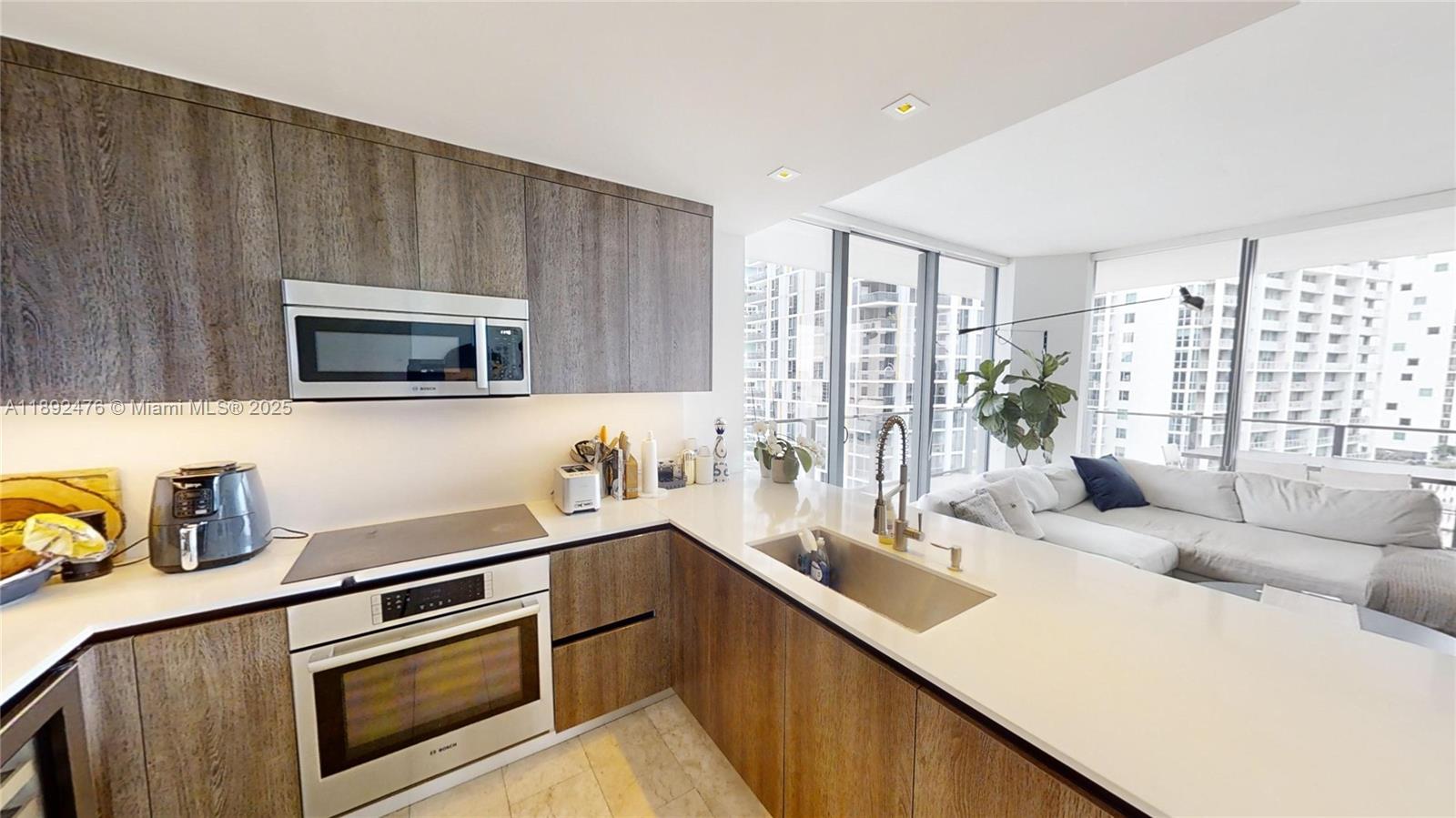 68 SE 6 ST #1111, Miami FL 33131
