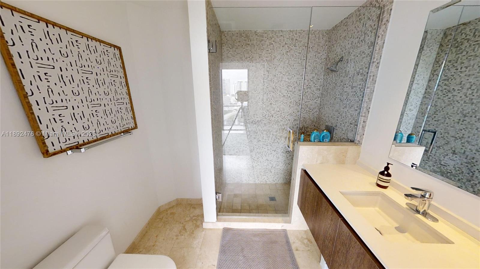 68 SE 6 ST #1111, Miami FL 33131