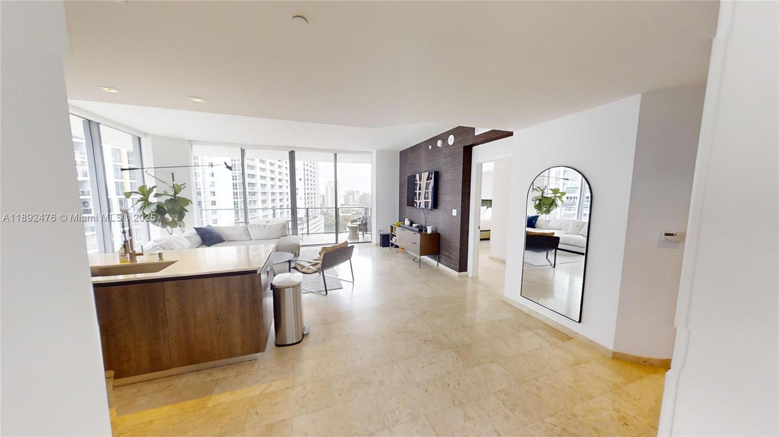 68 SE 6 ST #1111, Miami FL 33131