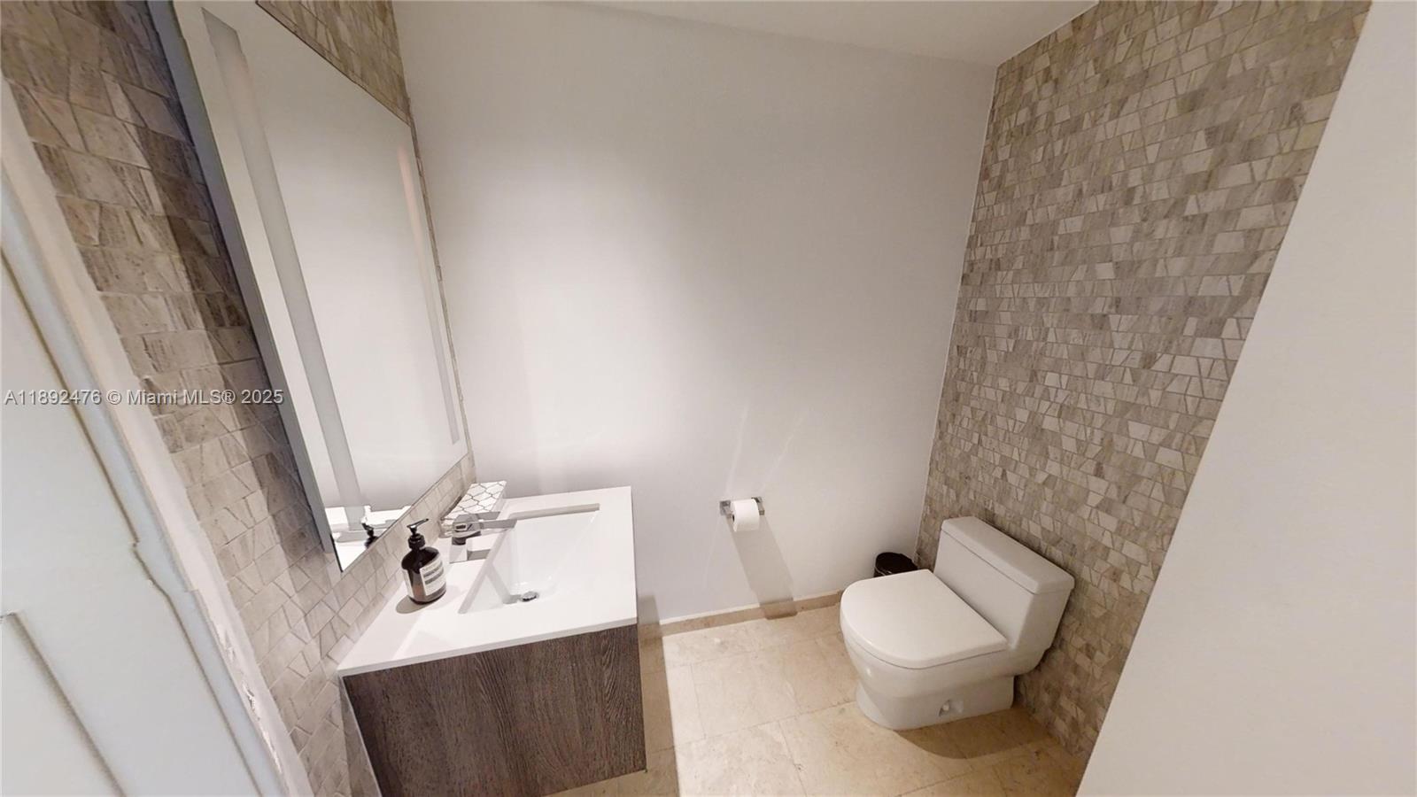 68 SE 6 ST #1111, Miami FL 33131