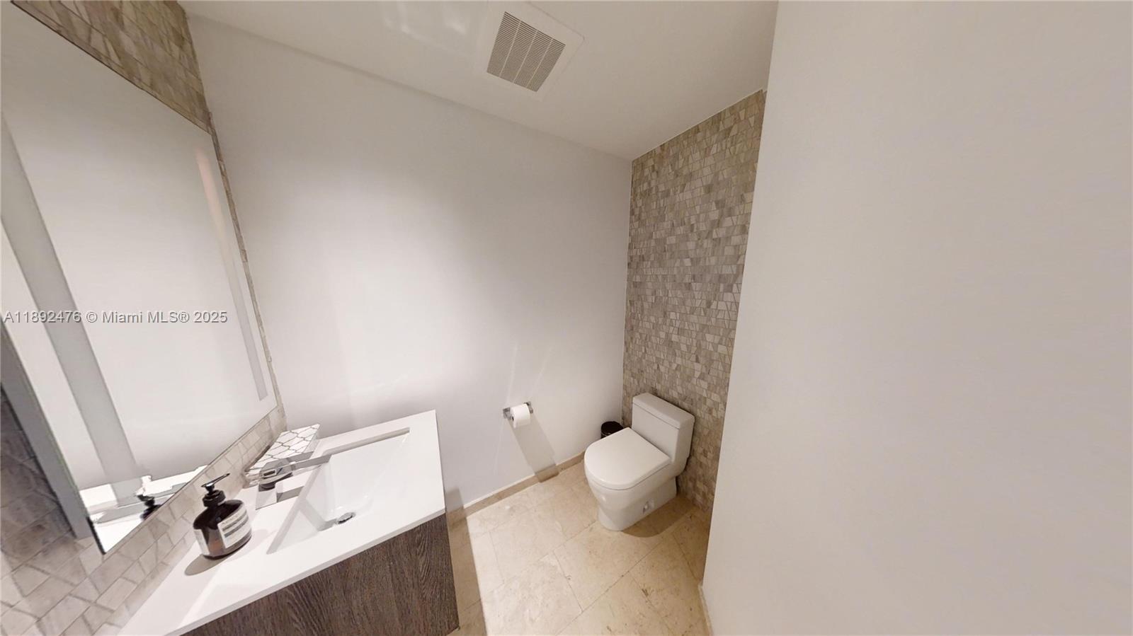 68 SE 6 ST #1111, Miami FL 33131