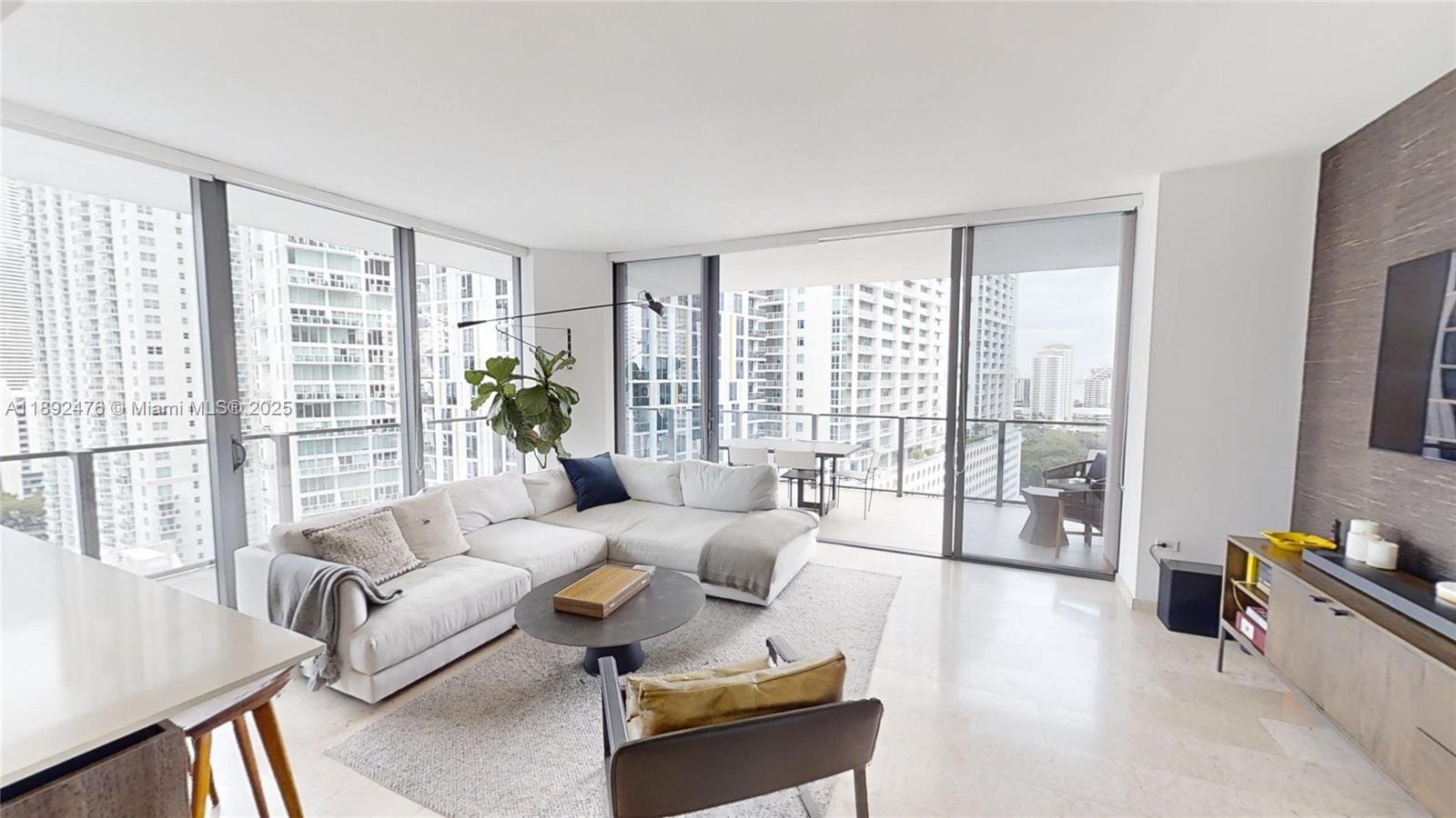 68 SE 6 ST #1111, Miami FL 33131