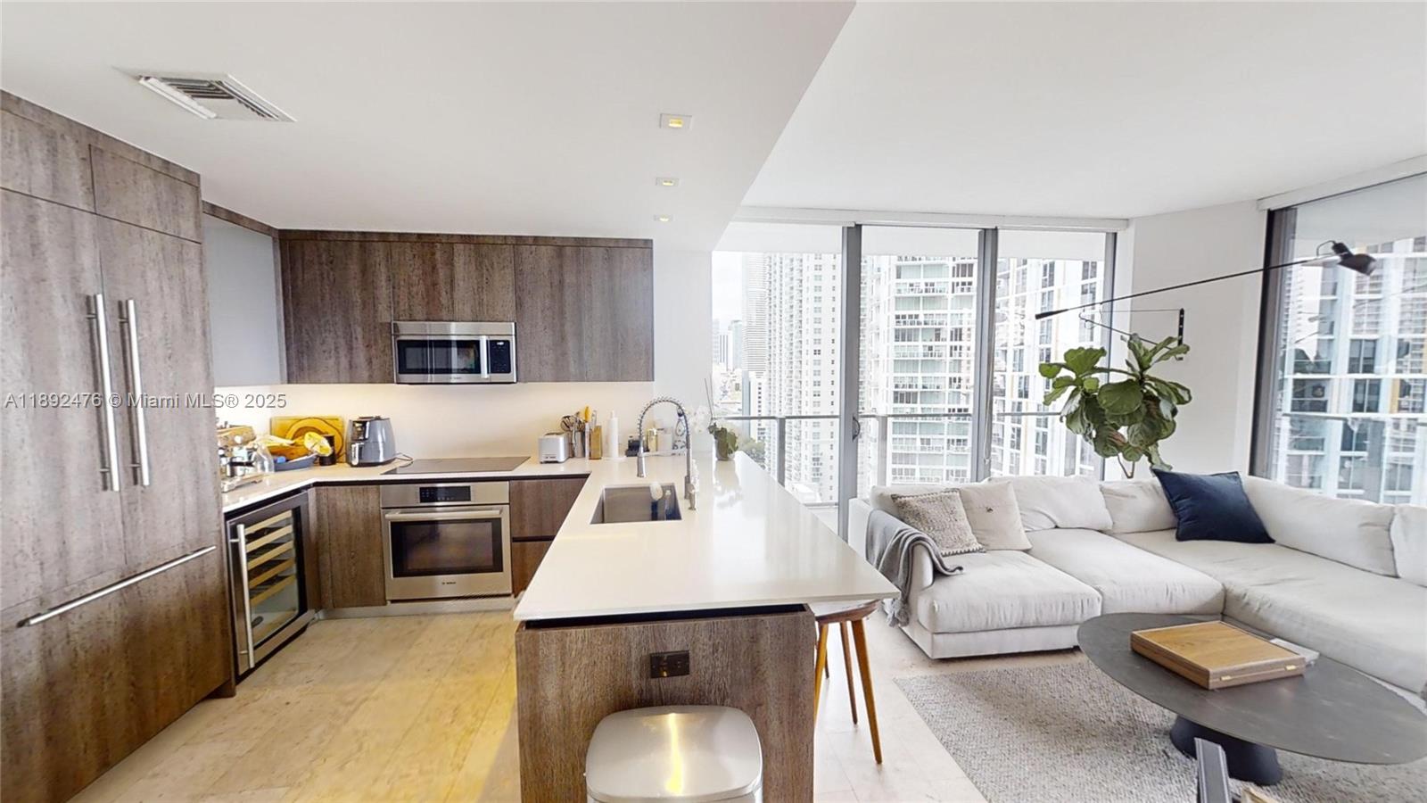 68 SE 6 ST #1111, Miami FL 33131