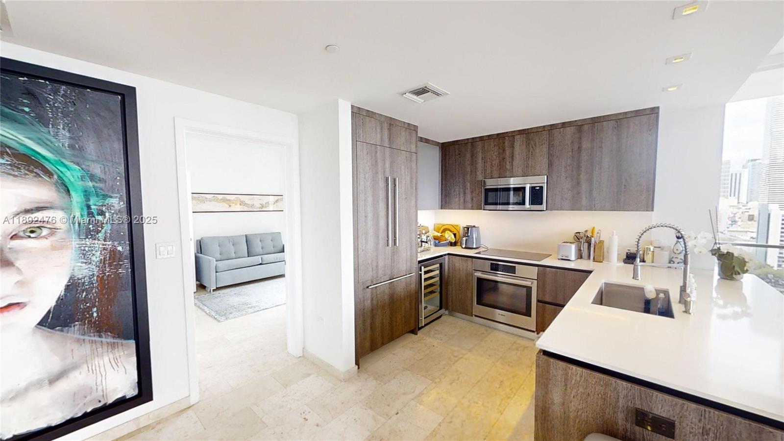 68 SE 6 ST #1111, Miami FL 33131