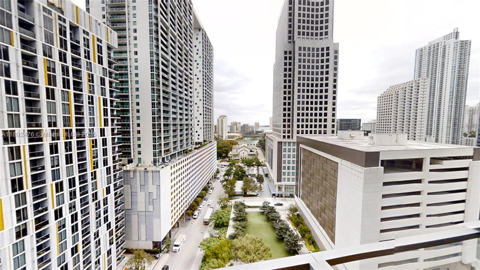 68 SE 6 ST #1111, Miami FL 33131