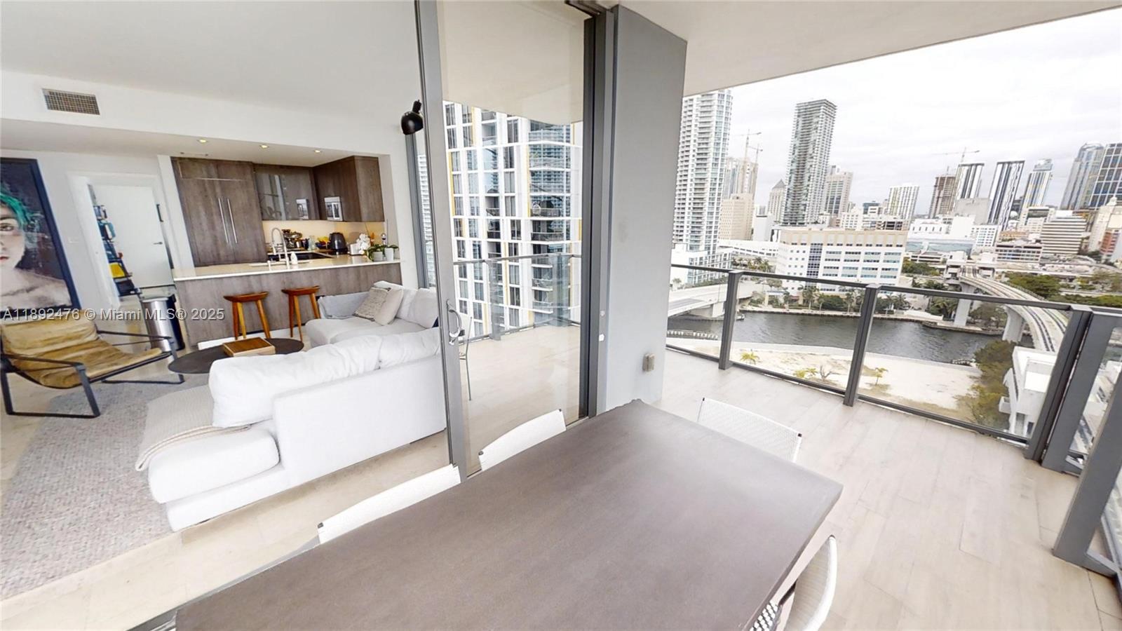 68 SE 6 ST #1111, Miami FL 33131