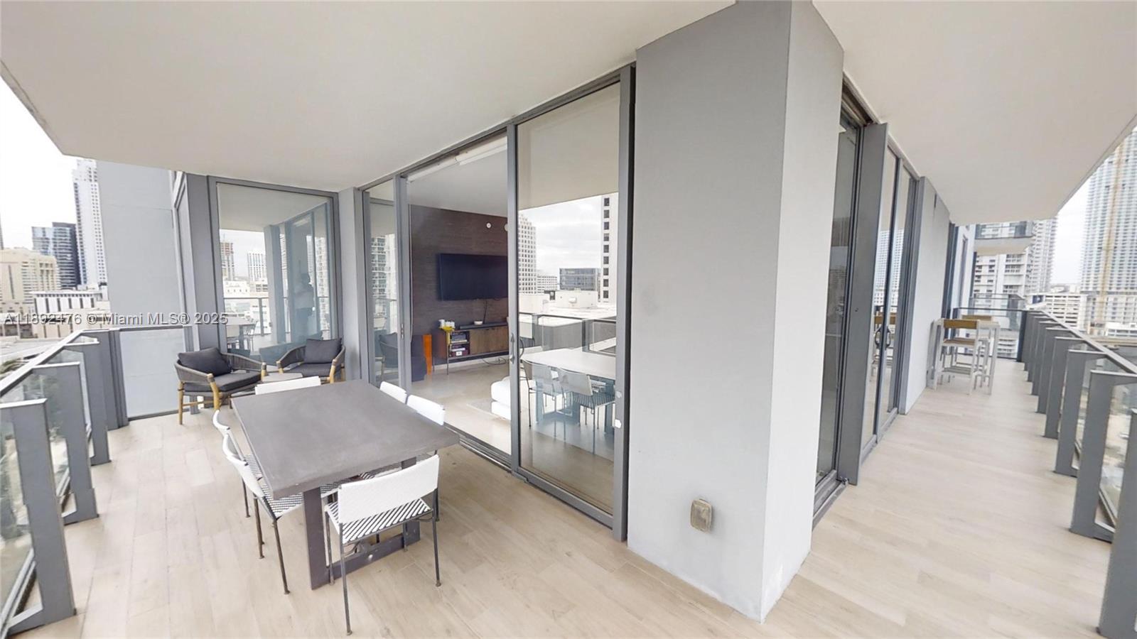 68 SE 6 ST #1111, Miami FL 33131