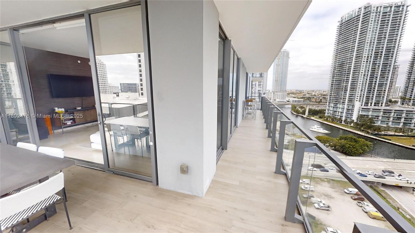 68 SE 6 ST #1111, Miami FL 33131
