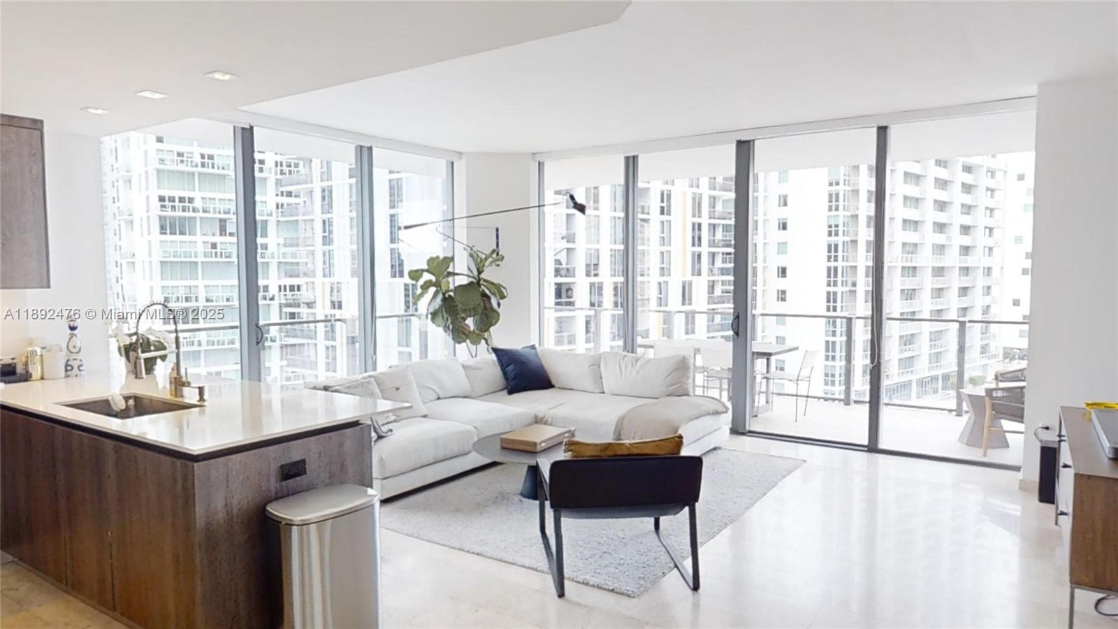 68 SE 6 ST #1111, Miami FL 33131