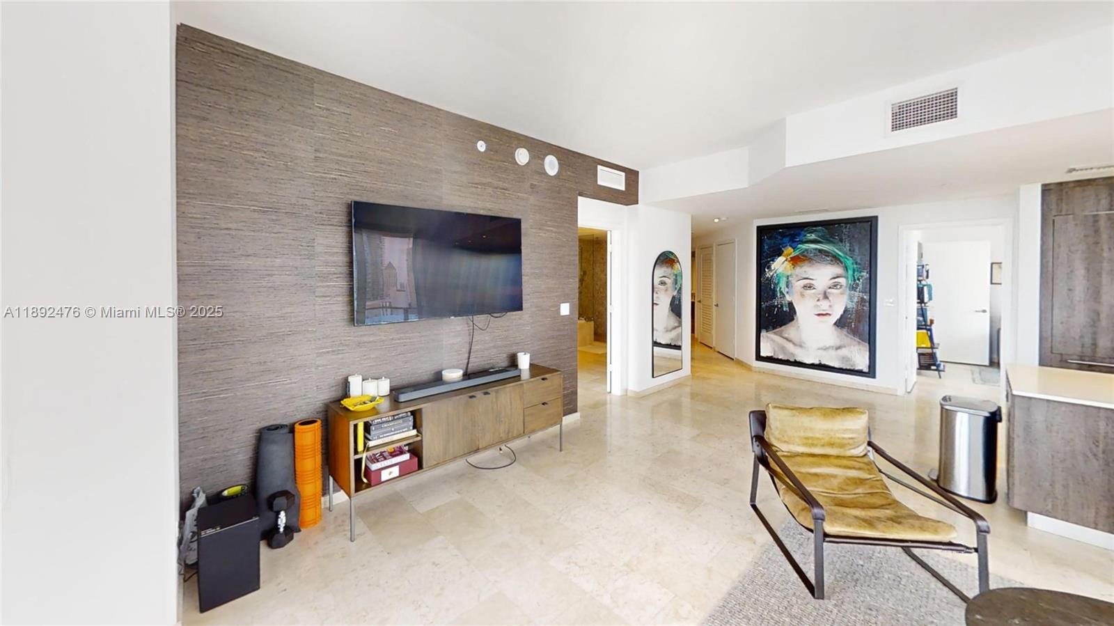 68 SE 6 ST #1111, Miami FL 33131