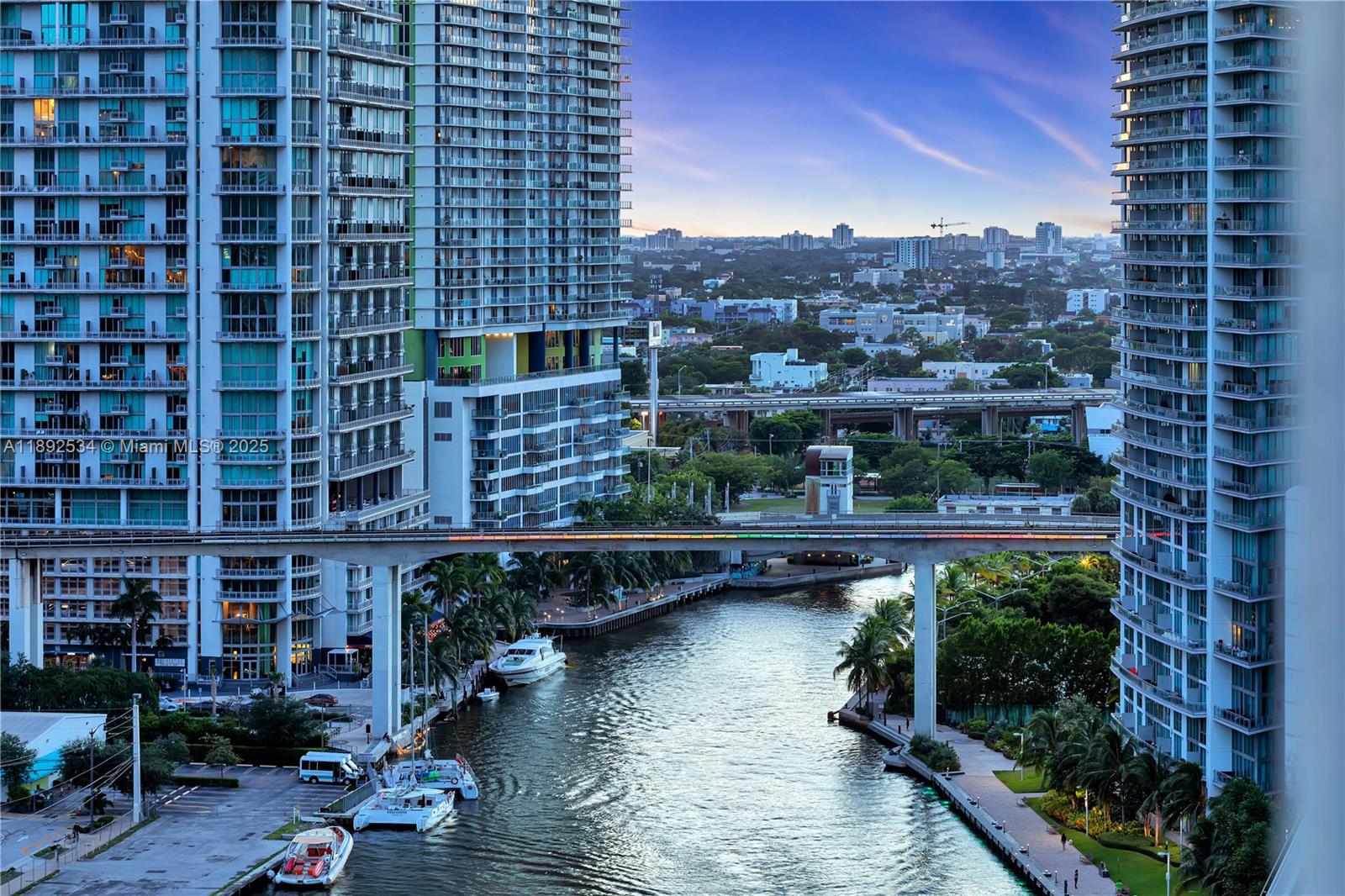 31 SE 5th St #2111, Miami FL 33131