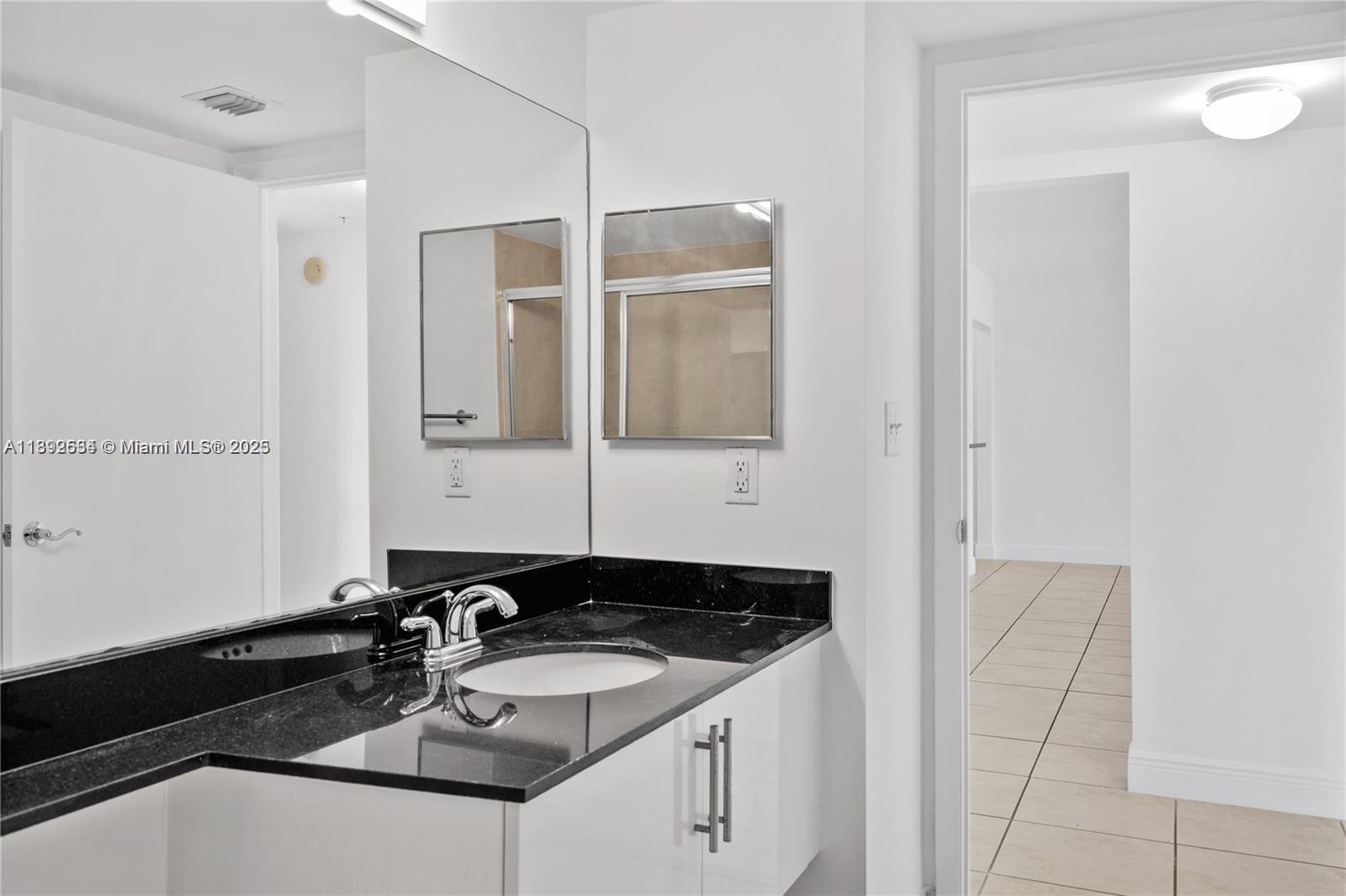 31 SE 5th St #2111, Miami FL 33131